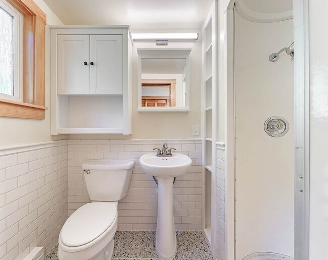 Building Photo - Beautiful Ocean Front Home in Seal Rock!