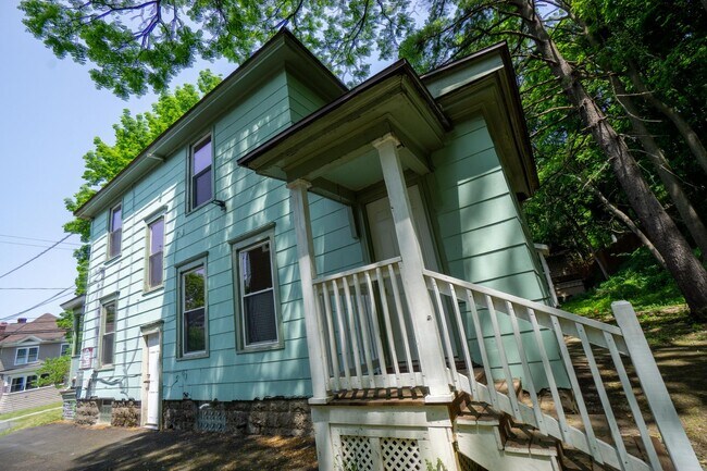 Building Photo - 909 Lancaster Ave