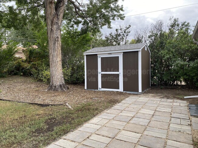 Building Photo - 2605 Lark Dr