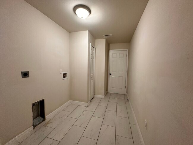 Building Photo - 913 NE 13th Ave