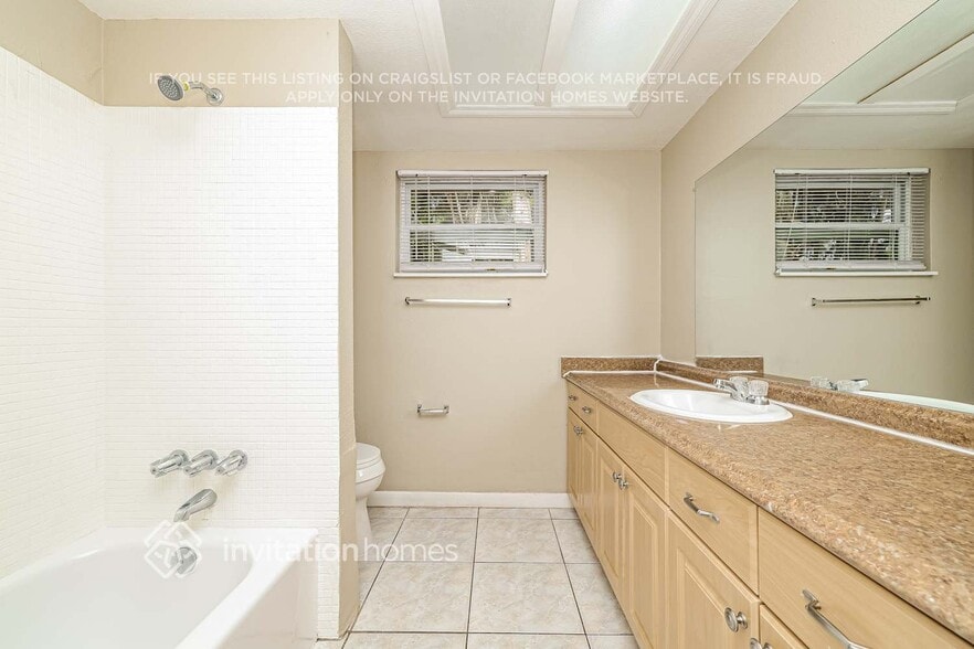 Building Photo - 130 NE Madison Cir N