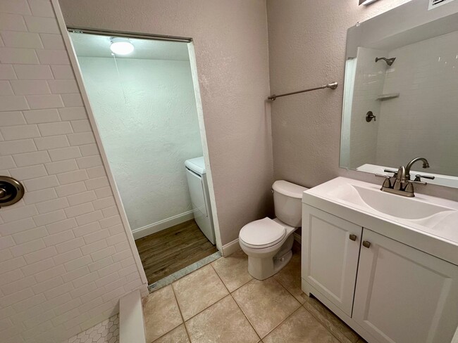 Building Photo - Fully Remodeled 2/2 Townhome in Central Po...