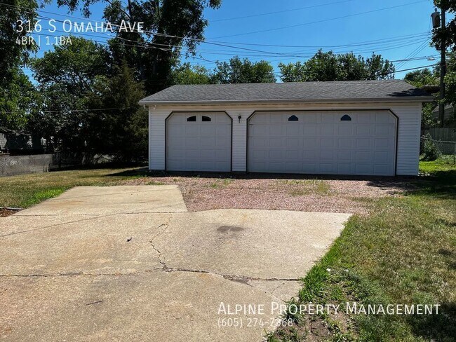 Building Photo - 4 Bed/1.5 Bath with Triple Stall Garage!