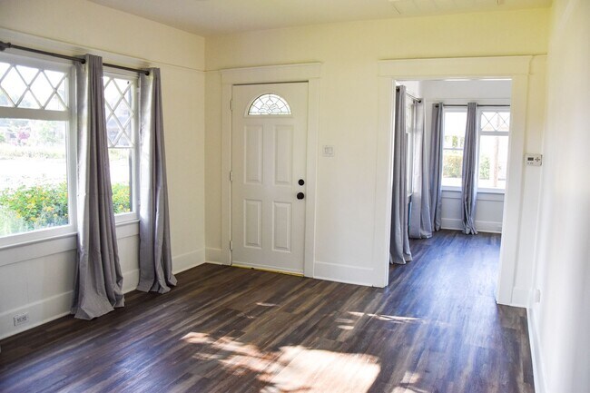 Building Photo - Grand (384-394) South