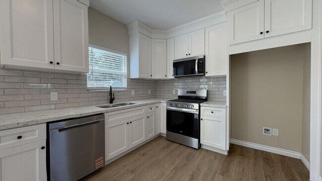 Building Photo - 1018 College Ave