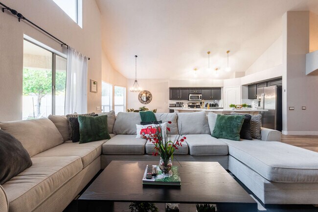 Building Photo - 5924 E Woodridge Dr