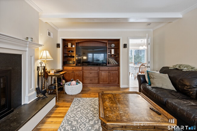 Building Photo - 10 Candlewood Ln