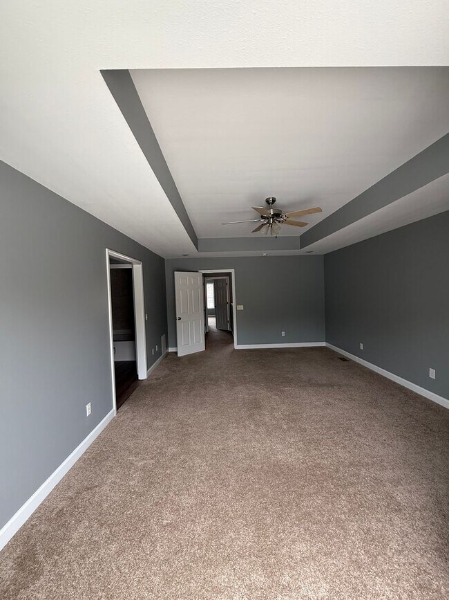 Building Photo - Available NOW -111 Peregrine Way