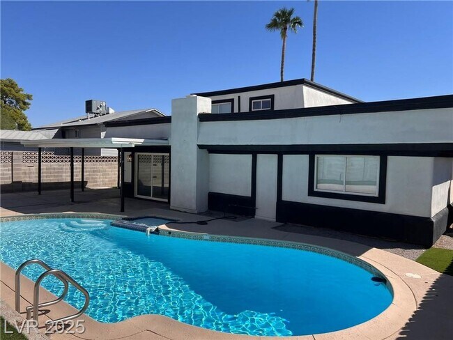 Building Photo - Stylish 4-Bed Home with Pool, Spa & No HOA...