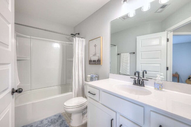Building Photo - Like-New Modern Townhome Near Dining, Shopping, Trails & Old Hickory Lake