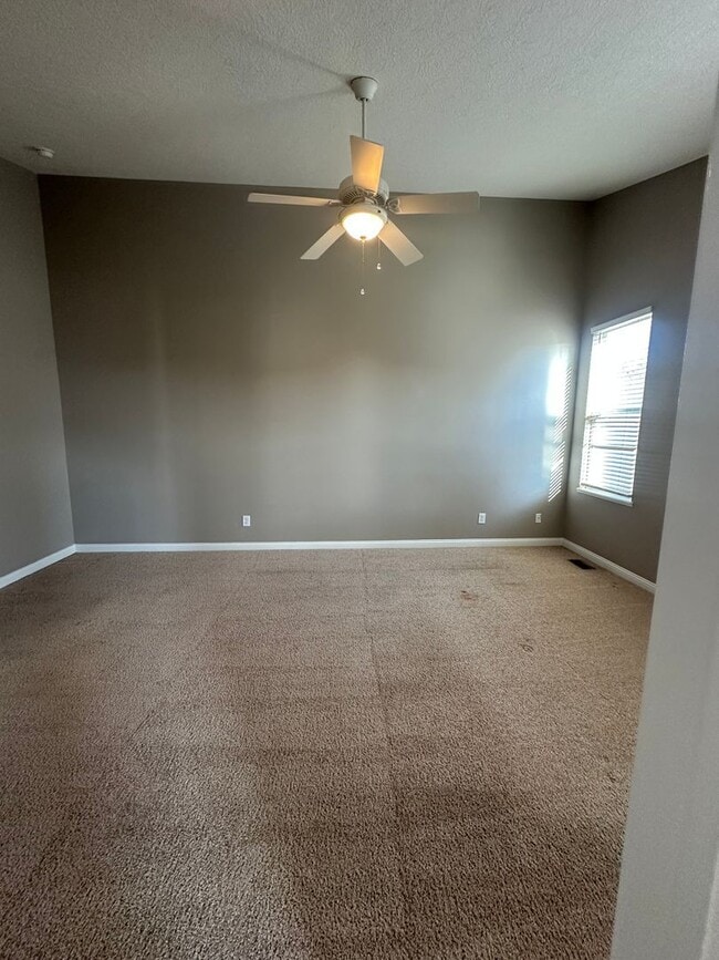 Building Photo - Lakes of Worthington