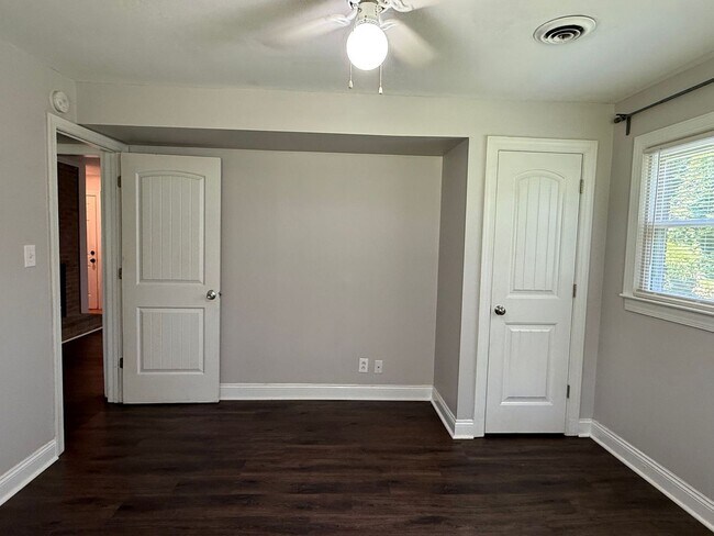 Building Photo - 645 Greenbriar Ave