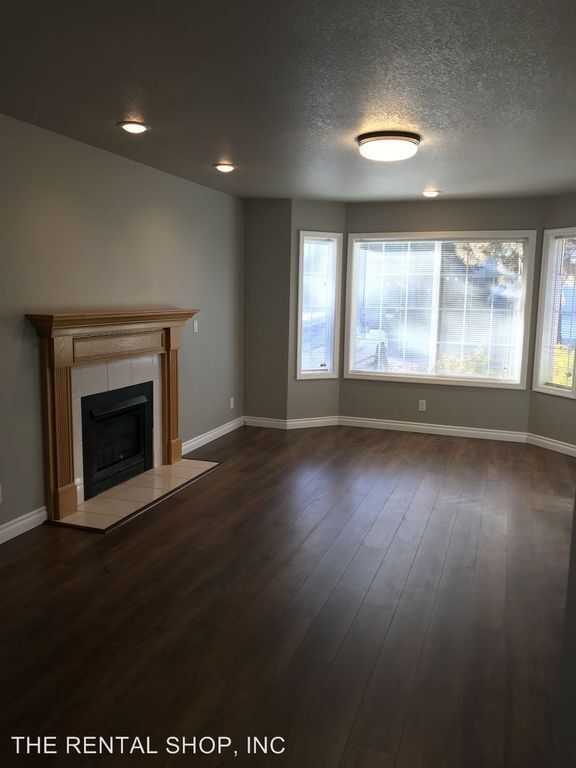 Building Photo - 1798 SE Ironwood Ct