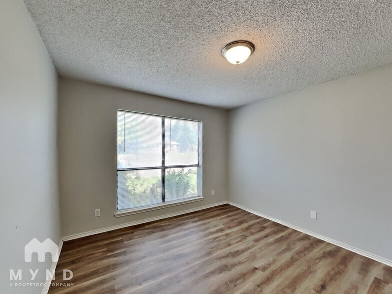 Building Photo - 1134 Hemlock Dr