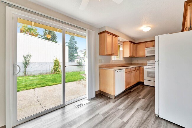 Building Photo - Savage / Ellis Duplex