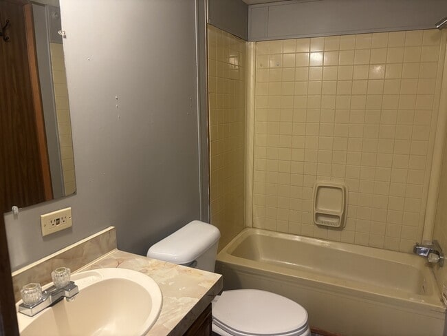 Building Photo - 1528 Apache Dr
