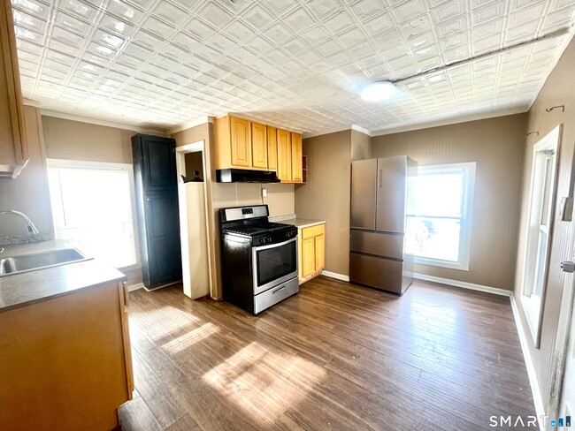 Building Photo - 128 Franklin St