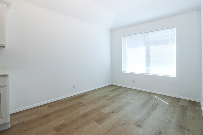 Building Photo - 3126 S 15th Pl