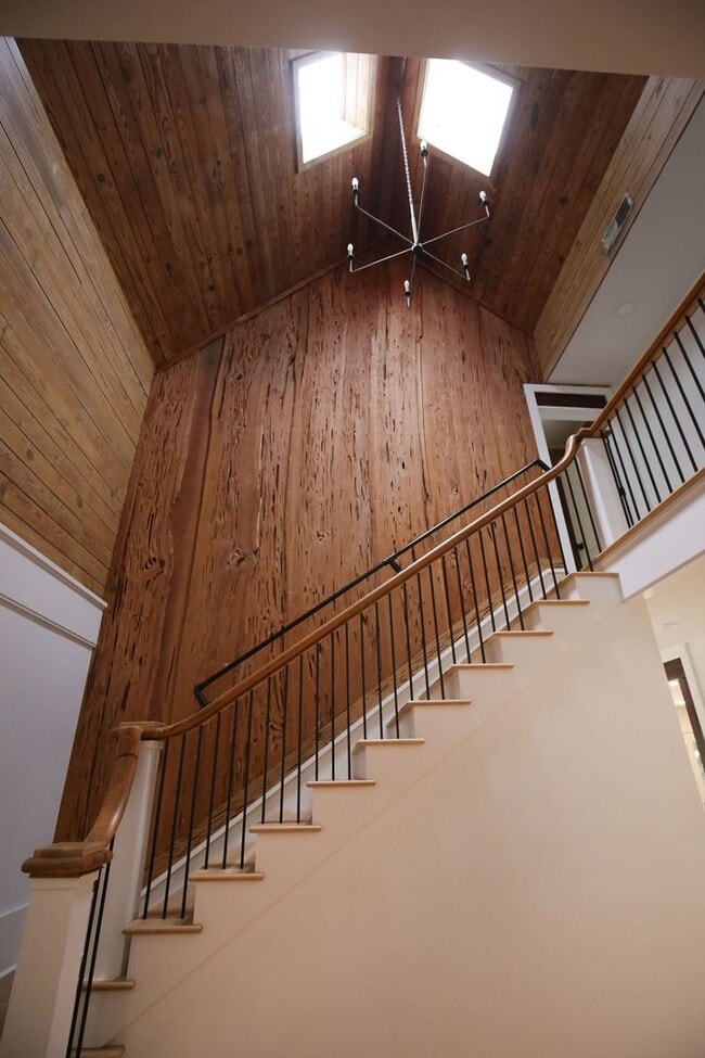 Building Photo - Available 6/15. Stunning, Fully-Rennovated...