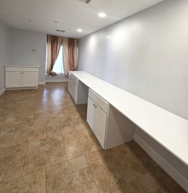 Building Photo - Stunning Resort style Home 5-bedroom Pool/Spa