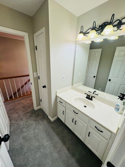 Building Photo - 449 Sanders Ln