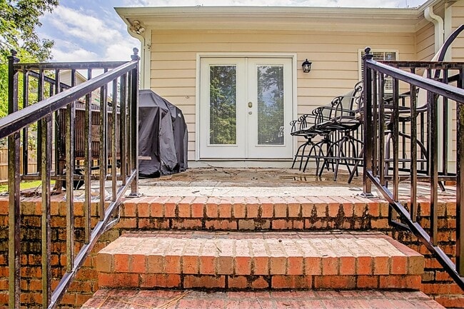 Building Photo - 331 Ridgeway Ct