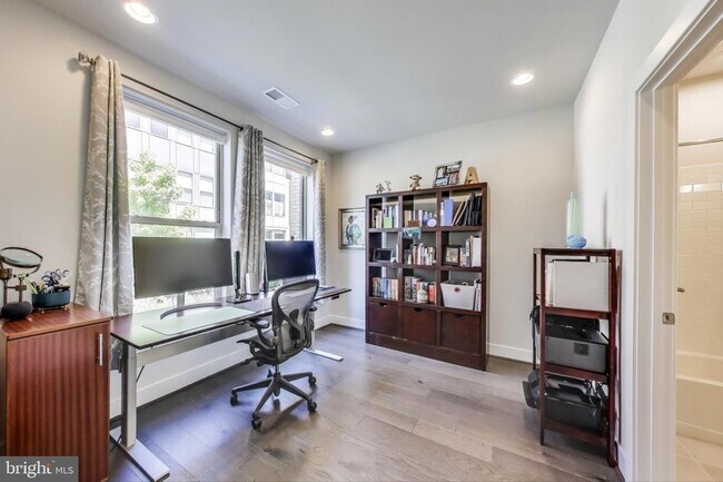 Building Photo - 5004 Oakmoore Dr