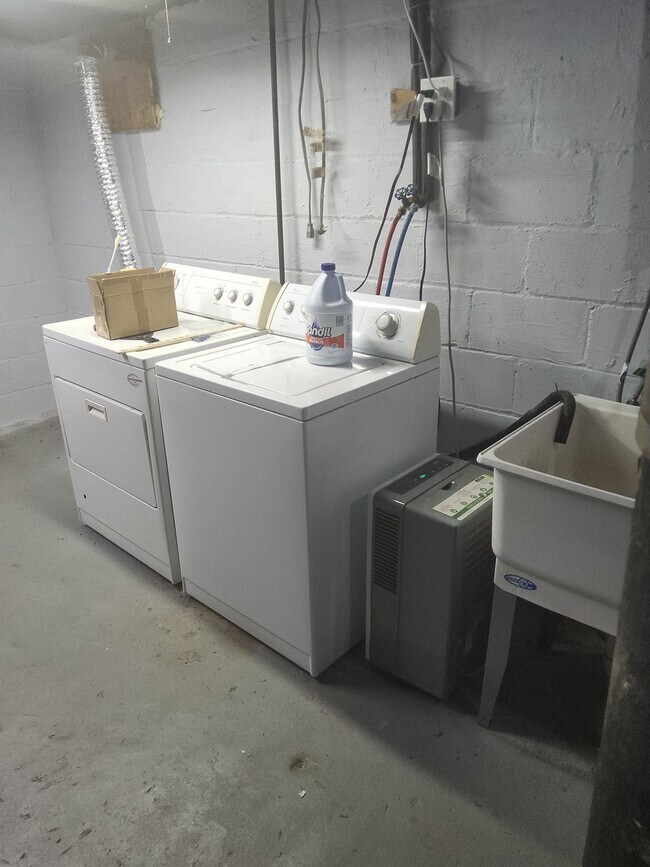 Building Photo - 1828 Berdan Ave