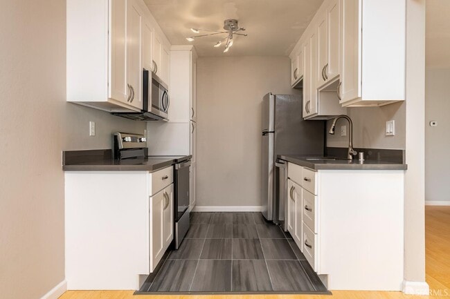 Building Photo - 65 Hermann St