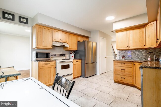 Building Photo - 10 Honey Locust Ln