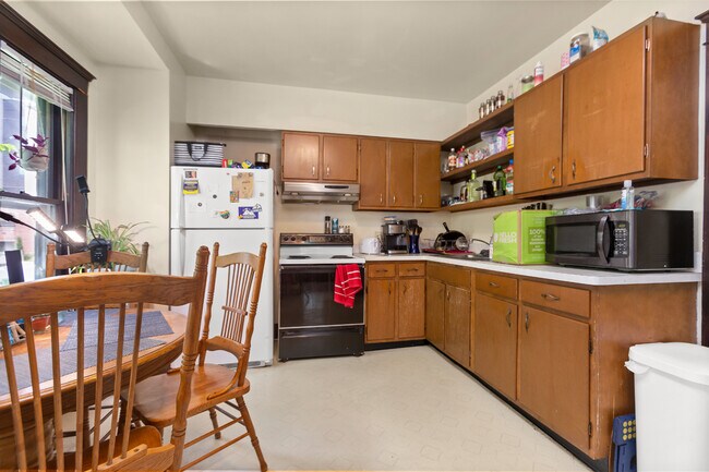 Building Photo - 123 Adams St