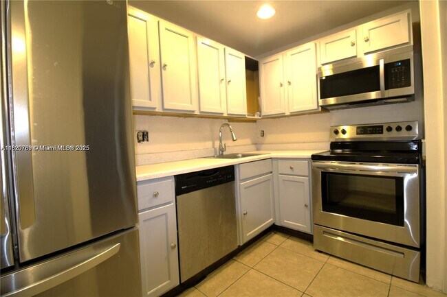 Building Photo - 4168 Inverrary Dr