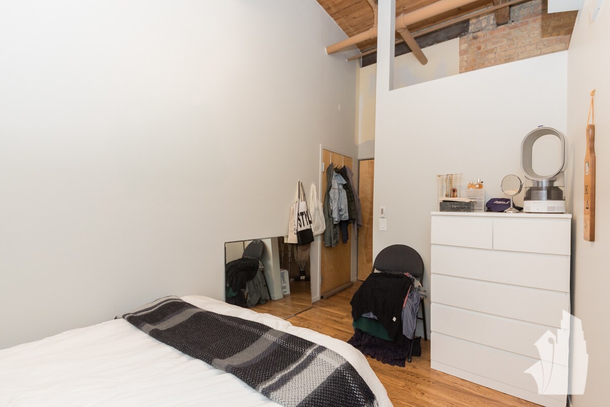 Building Photo - 2300 W Wabansia Ave