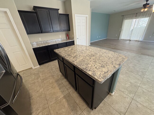 Building Photo - 4 bedroom plus Den 3 car garage with sparkling pool Vail School District