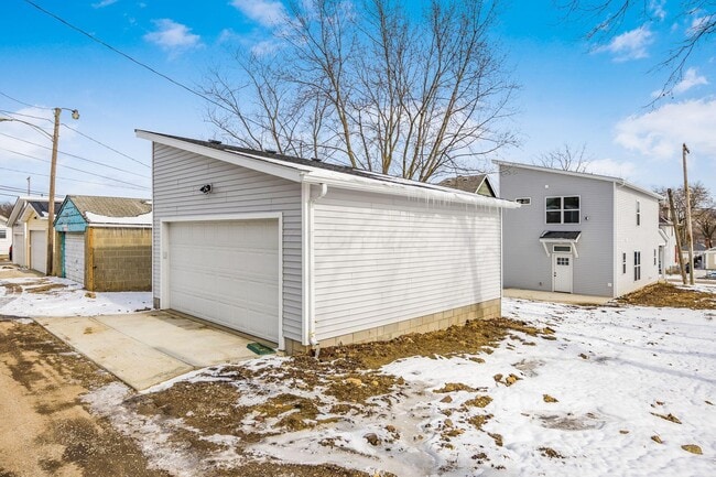 Building Photo - 391 Brehl Ave