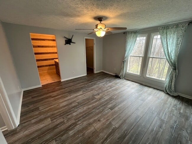 Building Photo - Beautifully remodeled 3 bedroom, 2.5 bath, 2 car garage
