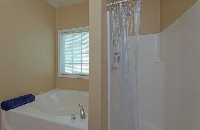 Building Photo - 5 Bedroom 3.5 Bathroom House in Douglasvil...
