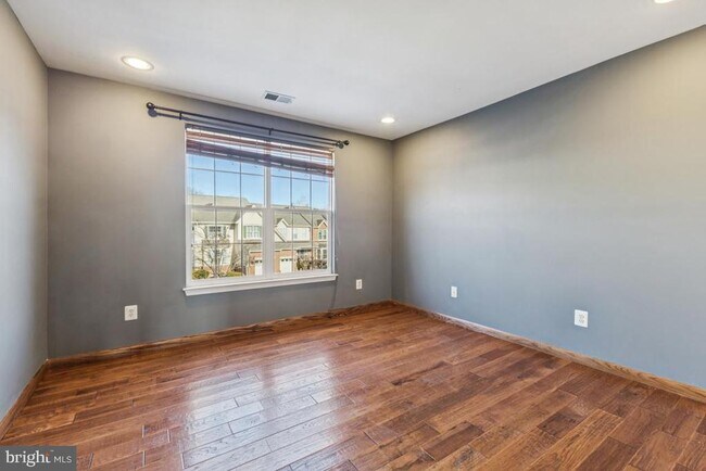 Building Photo - 43605 Dunhill Cup Square