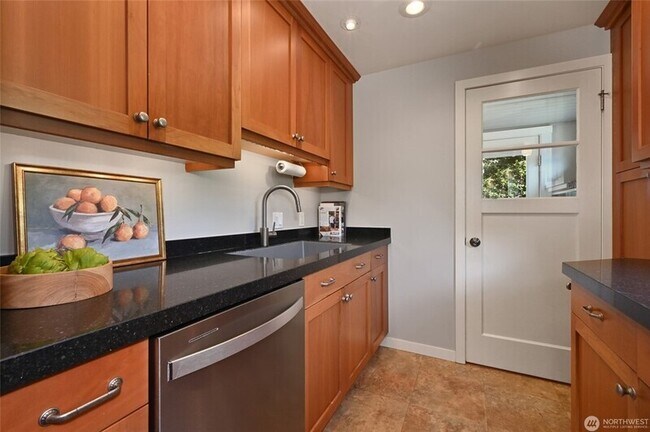 Building Photo - 2607 31st Ave W
