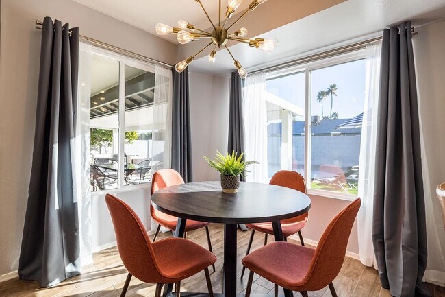 Building Photo - 709 W Vaughn St