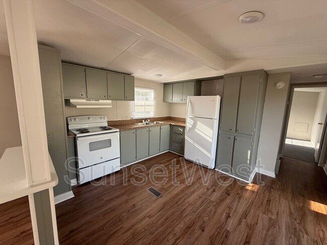 Building Photo - 529 Sunshine Dr