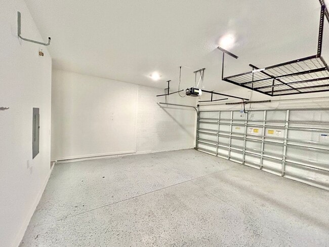 Building Photo - Upscale 3Beds/2.5Baths Townhouse living in...