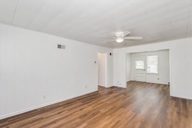 Building Photo - Newly Remodeled 2 Bedroom Home