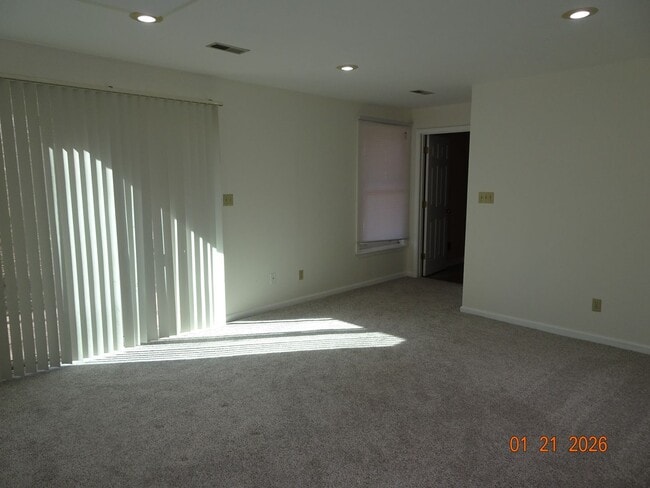 Building Photo - 4 bedrooms 2.5 bathrooms Single Family Home for Rent