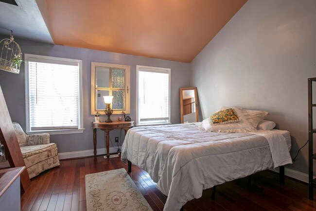 Building Photo - 730 6th St NE