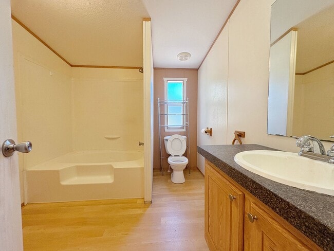 Building Photo - Very Cute 2/2 With Lake Access and Ammenities