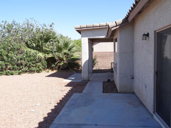 Building Photo - 3 Bedrooms, 2 Bathroom single story home i...