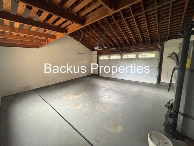 Building Photo - Beautiful three bedroom home in Carmel