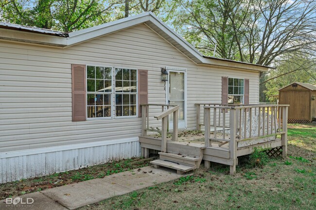 Building Photo - Log Cabin Style Double Wide in Waskom