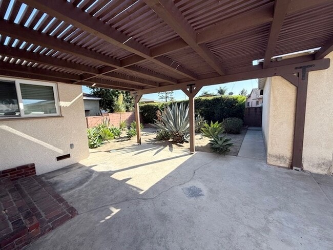 Building Photo - WONDERFUL LAKEWOOD HOME-NEW ON MARKET!!